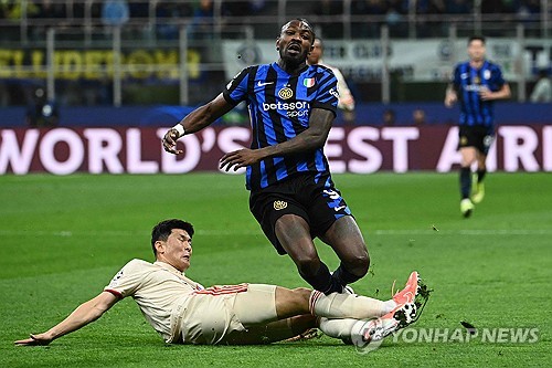 프랑스 매체 '풋메르카토'가 18일(한국시간) 김민재가 프리미어리그로의 이적에 문을 열었다면서 뮌헨을 떠날 가능성을 제기했다. 연합뉴스