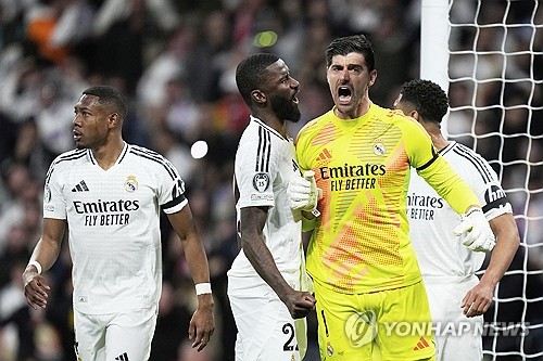 아스널이 17일(한국시간) 스페인 마드리드에 있는 베르나베우에서 열린 레알 마드리드와의 2024-2025시즌 유럽축구연맹(UEFA) 챔피언스리그 8강 2차전에서 2-1로 승리했다.   홈에서 열린 1차전에서 3-0으로 승리했던 아스널은 레알 원정에서도 승리하면서 준결승에 진출했다. 아스널의 준결승 진출은 16년 전인 지난 2008-2009시즌 이후 처음이다. 연합뉴스