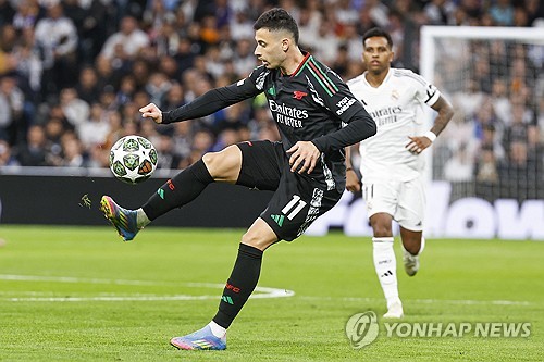 아스널이 17일(한국시간) 스페인 마드리드에 있는 베르나베우에서 열린 레알 마드리드와의 2024-2025시즌 유럽축구연맹(UEFA) 챔피언스리그 8강 2차전에서 2-1로 승리했다.   홈에서 열린 1차전에서 3-0으로 승리했던 아스널은 레알 원정에서도 승리하면서 준결승에 진출했다. 아스널의 준결승 진출은 16년 전인 지난 2008-2009시즌 이후 처음이다. 연합뉴스