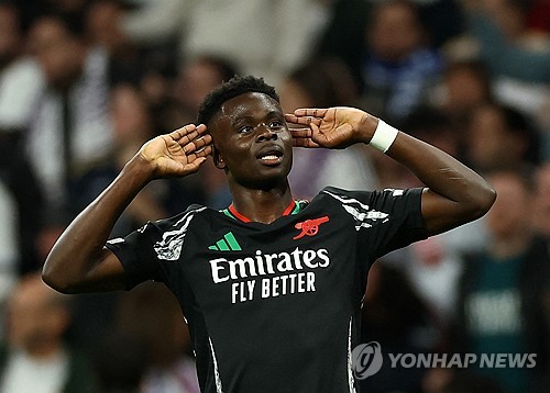 아스널이 17일(한국시간) 스페인 마드리드에 있는 베르나베우에서 열린 레알 마드리드와의 2024-2025시즌 유럽축구연맹(UEFA) 챔피언스리그 8강 2차전에서 2-1로 승리했다.   홈에서 열린 1차전에서 3-0으로 승리했던 아스널은 레알 원정에서도 승리하면서 준결승에 진출했다. 아스널의 준결승 진출은 16년 전인 지난 2008-2009시즌 이후 처음이다. 연합뉴스