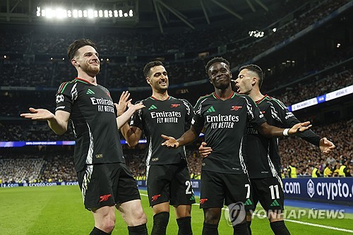 아스널이 17일(한국시간) 스페인 마드리드에 있는 베르나베우에서 열린 레알 마드리드와의 2024-2025시즌 유럽축구연맹(UEFA) 챔피언스리그 8강 2차전에서 2-1로 승리했다.   홈에서 열린 1차전에서 3-0으로 승리했던 아스널은 레알 원정에서도 승리하면서 준결승에 진출했다. 아스널의 준결승 진출은 16년 전인 지난 2008-2009시즌 이후 처음이다. 연합뉴스