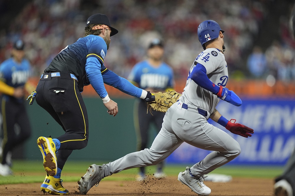 다저스 외야수 파헤스(사진, 오른쪽)는 공수에서 불안한 경기력을 선보이며 김혜성과 자리를 바꿀 후보로 꼽히고 있다. 로버츠 감독은 그에게 100타석을 더 부여할 예정이다. 연합뉴스 AP