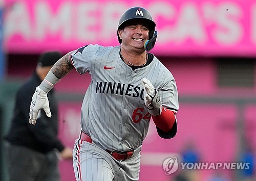 미네소타 내야수 미란다는 땅에 떨어지는 물통을 잡으려다 왼손을 다쳤다. 연합뉴스 AFP