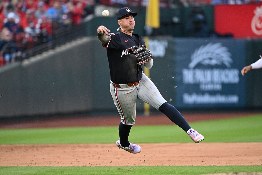 미네소타 내야수 미란다는 땅에 떨어지는 물통을 잡으려다 왼손을 다쳤다. 연합뉴스 AFP