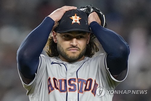 휴스턴 투수 맥컬러스 주니어는 세리머니 도중 동료의 샴페인 병에 맞아 오른쪽 팔꿈치를 다쳤다. 연합뉴스 AP