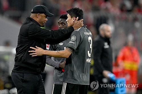 뱅상 콤파니 감독이 이끄는 바이에른 뮌헨이 17일(한국시간) 이탈리아 밀라노에 있는 산시로에서 열린 인터 밀란과의 2024-2025시즌 유럽축구연맹(UEFA) 챔피언스리그 8강 2차전에서 2-2 무승부를 기록했다. 현지 매체들은 김민재를 집중포화 했다. 독일 유력지 빌트는 김민재에게 줄 수 있는 가장 낮은 평점인 6점을 줬다. 양 팀 통틀어 최저였다. 독일 매체들은 6~1점 순으로 좋은 평가를 한다. 축구 전문지인 '키커'는 김민재에게 역시 양 팀 통합 최저 평점인 5점을 줬다. 연합뉴스