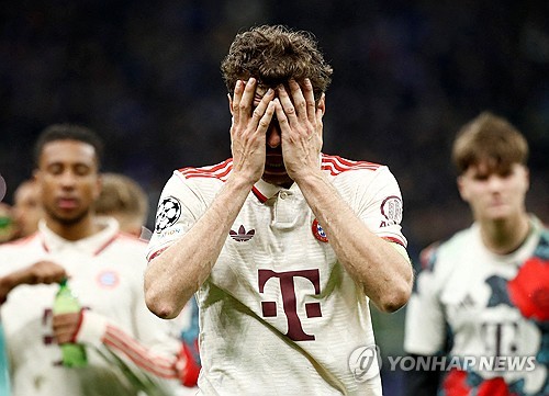 뱅상 콤파니 감독이 이끄는 바이에른 뮌헨이 17일(한국시간) 이탈리아 밀라노에 있는 산시로에서 열린 인터 밀란과의 2024-2025시즌 유럽축구연맹(UEFA) 챔피언스리그 8강 2차전에서 2-2 무승부를 기록했다. 현지 매체들은 김민재를 집중포화 했다. 독일 유력지 빌트는 김민재에게 줄 수 있는 가장 낮은 평점인 6점을 줬다. 양 팀 통틀어 최저였다. 독일 매체들은 6~1점 순으로 좋은 평가를 한다. 축구 전문지인 '키커'는 김민재에게 역시 양 팀 통합 최저 평점인 5점을 줬다. 연합뉴스