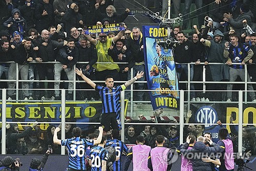 뱅상 콤파니 감독이 이끄는 바이에른 뮌헨이 17일(한국시간) 이탈리아 밀라노에 있는 산시로에서 열린 인터 밀란과의 2024-2025시즌 유럽축구연맹(UEFA) 챔피언스리그 8강 2차전에서 2-2 무승부를 기록했다. 현지 매체들은 김민재를 집중포화 했다. 독일 유력지 빌트는 김민재에게 줄 수 있는 가장 낮은 평점인 6점을 줬다. 양 팀 통틀어 최저였다. 독일 매체들은 6~1점 순으로 좋은 평가를 한다. 축구 전문지인 '키커'는 김민재에게 역시 양 팀 통합 최저 평점인 5점을 줬다. 연합뉴스