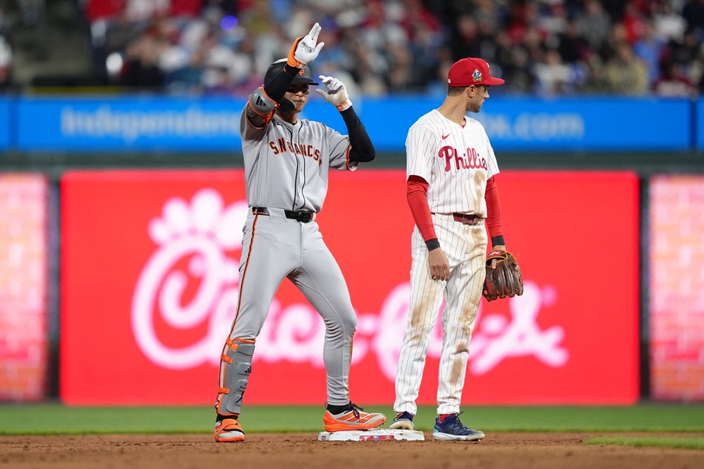 샌프란시스코 외야수 이정후(왼쪽)는 17일(한국시간) 시티즌스 뱅크 파크에서 진행 중인 '2025 메이저리그' 필라델피아 필리스전에서 3번타자 중견수로 선발 출전했다. 상대 에이스 놀라에게 2루타를 쳐내며 메이저리그 전체 2루타 1위 기록을 이어가고 있다. 연합뉴스 REUTERS