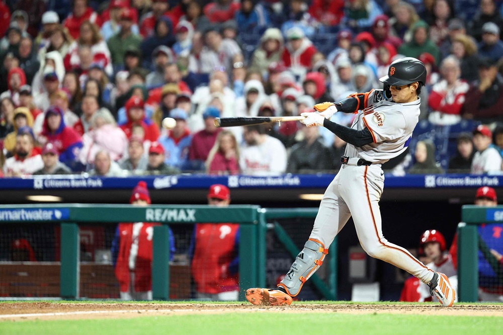 샌프란시스코 외야수 이정후는 17일(한국시간) 시티즌스 뱅크 파크에서 진행 중인 '2025 메이저리그' 필라델피아 필리스전에서 3번타자 중견수로 선발 출전했다. 상대 에이스 놀라에게 2루타를 쳐내며 메이저리그 전체 2루타 1위 기록을 이어가고 있다. 연합뉴스 AFP