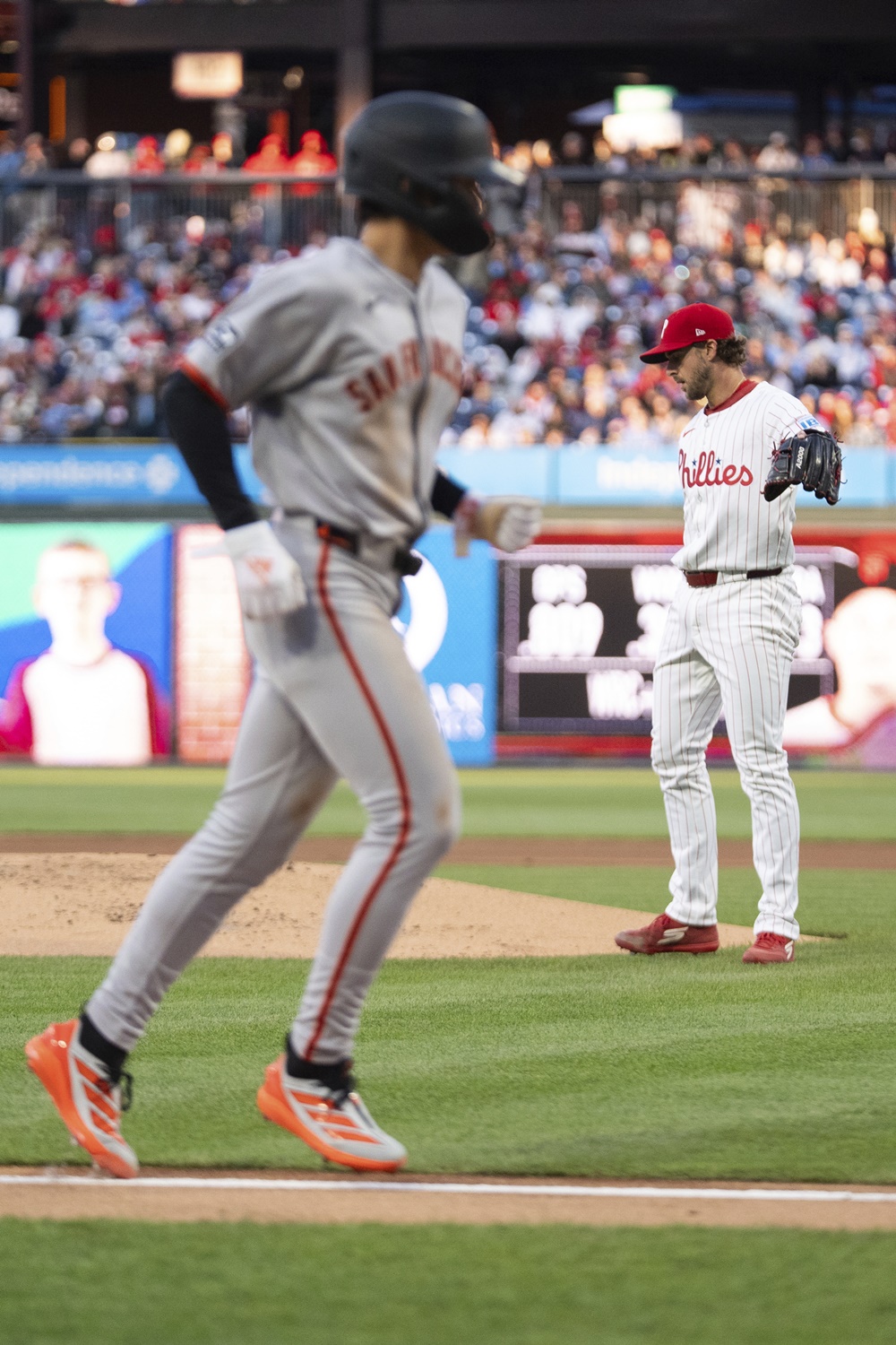 샌프란시스코 외야수 이정후는 17일(한국시간) 시티즌스 뱅크 파크에서 열린 '2025 메이저리그' 필라델피아 필리스전에서 3번타자 중견수로 선발 출전했다. 상대 에이스 놀라 상대 2루타를 포함해 멀티히트를 기록했다. 이날 2루타로 메이저리그 전체 2루타 1위 자리를 굳건히 지켰다. 연합뉴스 AP