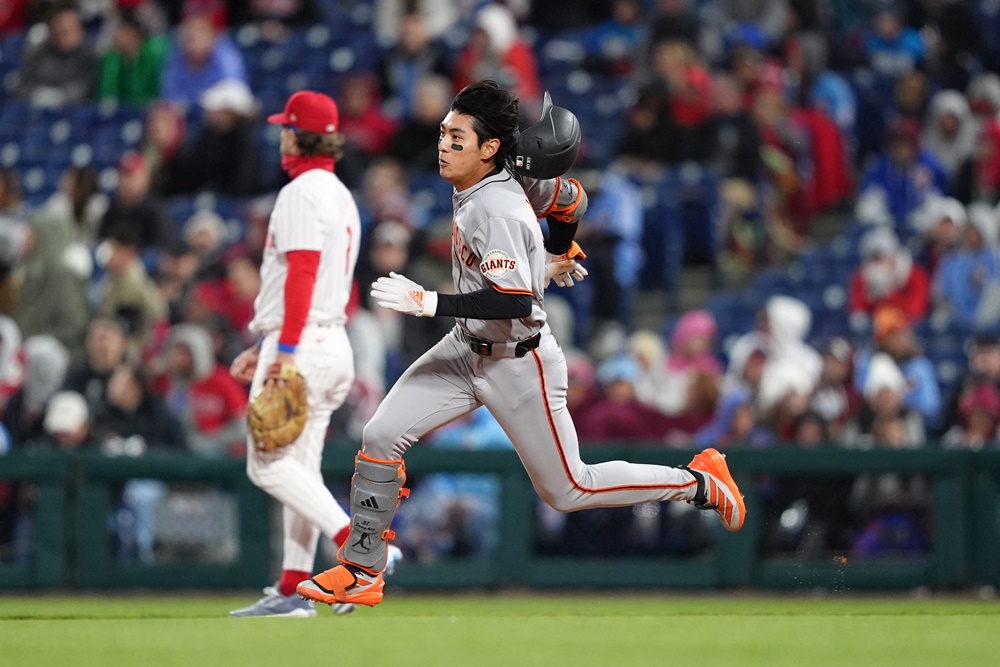 샌프란시스코 외야수 이정후는 17일(한국시간) 시티즌스 뱅크 파크에서 열린 '2025 메이저리그' 필라델피아 필리스전에서 3번타자 중견수로 선발 출전했다. 상대 에이스 놀라 상대 2루타를 포함해 멀티히트를 기록했다. 이날 2루타로 메이저리그 전체 2루타 1위 자리를 굳건히 지켰다. 연합뉴스 REUTERS