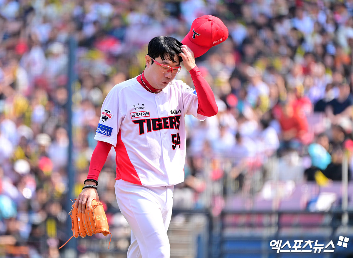 23일 오후 광주기아챔피언스필드에서 열린 '2025 신한 SOL Bank KBO리그' NC 다이노스와 KIA 타이거즈의 경기, 2회초 수비를 마친 KIA 선발투수 양현종이 더그아웃으로 향하고 있다. 엑스포츠뉴스 DB