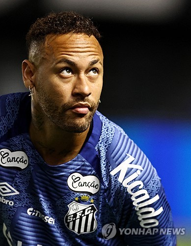 네이마르가 17일(한국시간) 브라질 산투스에 있는 에스타디우 우르바누 칼데이라에서 열린 아틀레치쿠 미네이루와의 2024-2025시즌 캄페오나투 브라질레이루 세리에A 4라운드 경기에 출장했다가 부상을 당했다. 연합뉴스