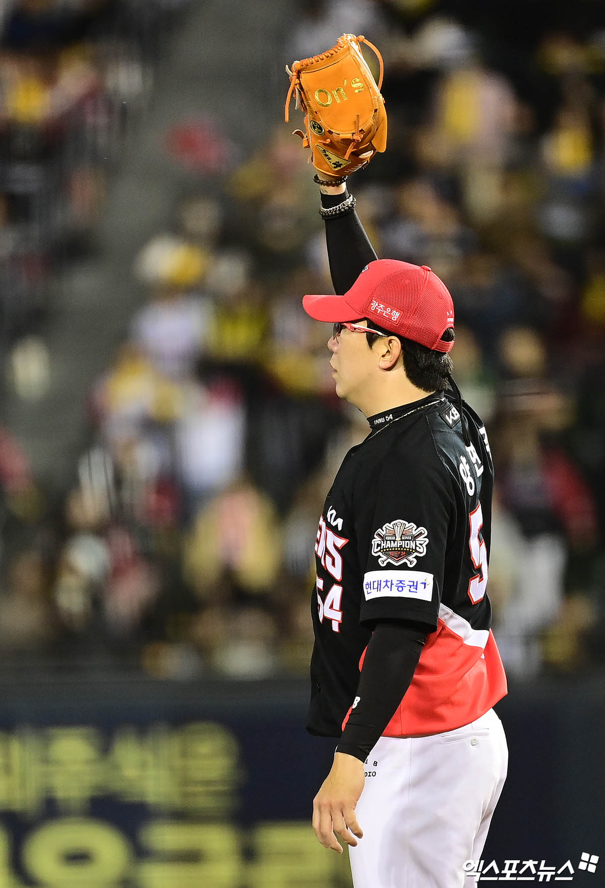 4일 오후 서울 송파구 잠실야구장에서 열린 '2025 신한 SOL Bank KBO리그' KIA 타이거즈와 LG 트윈스의 경기, 3회말 무사 2루 KIA 선발투수 양현종이 LG 문보경을 좌익수 플라이 아웃으로 잡아낸 뒤 변우혁의 호수비에 감사의 제스처를 보내고 있다. 엑스포츠뉴스 DB