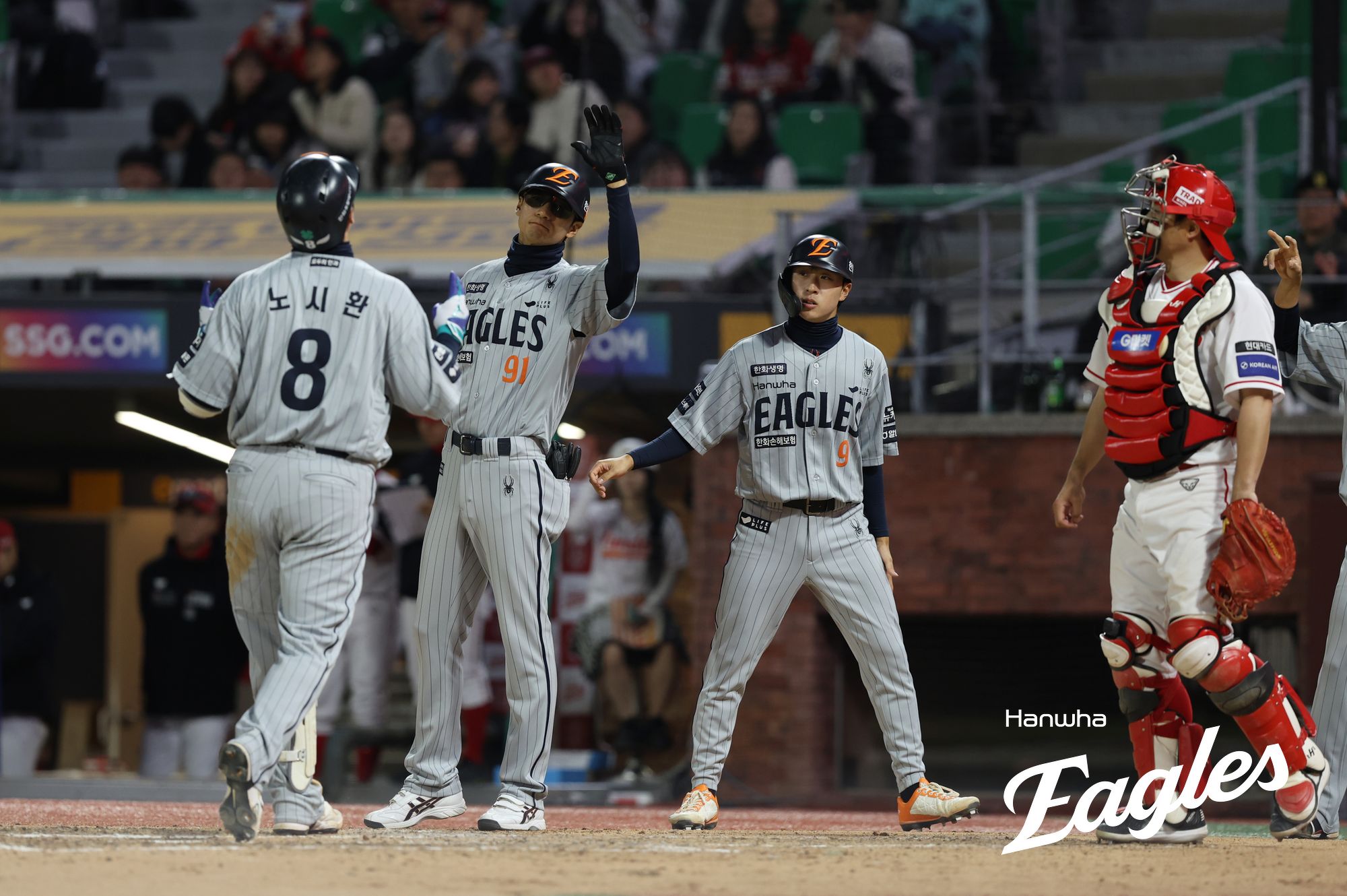 16일 인천SSG랜더스필드에서 열린 2025 신한 SOL Bank KBO리그 한화 이글스와 SSG 랜더스의 경기, 한화가 10-4 승리를 거두고 3연승을 달성했다. 한화 노시환은 멀티 홈런 포함 3안타 5타점 맹활약을 펼치고 팀의 승리를 이끌었다. 한화 이글스