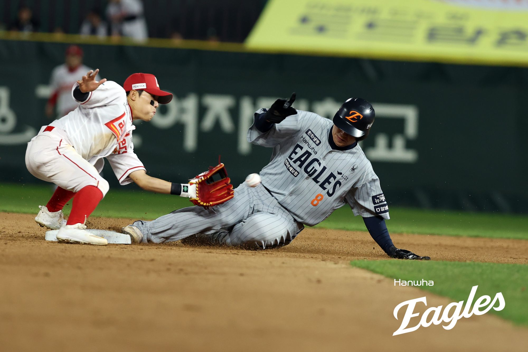 16일 인천SSG랜더스필드에서 열린 2025 신한 SOL Bank KBO리그 한화 이글스와 SSG 랜더스의 경기, 한화가 10-4 승리를 거두고 3연승을 달성했다. 한화 노시환은 멀티 홈런 포함 3안타 5타점 맹활약을 펼치고 팀의 승리를 이끌었다. 한화 이글스