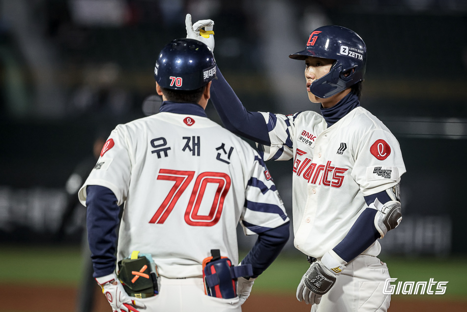 롯데 내야수 전민재(오른쪽)는 시즌 초반 맹활약 중이다. 현재 타율 0.397로 리그 타격 1위에 오르는 등 팀 상승세에 보탬이 되고 있다. 롯데 자이언츠