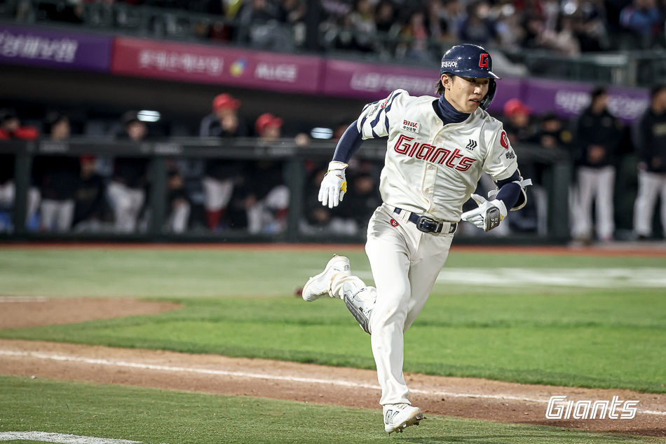롯데 내야수 전민재는 시즌 초반 맹활약 중이다. 현재 타율 0.397로 리그 타격 1위에 오르는 등 팀 상승세에 보탬이 되고 있다. 롯데 자이언츠
