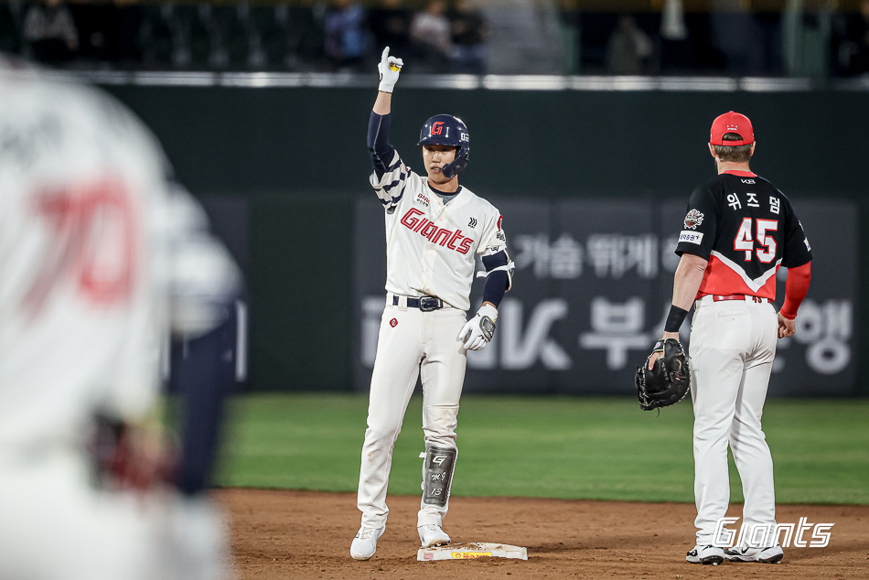 롯데 내야수 전민재는 시즌 초반 맹활약 중이다. 현재 타율 0.397로 리그 타격 1위에 오르는 등 팀 상승세에 보탬이 되고 있다. 롯데 자이언츠