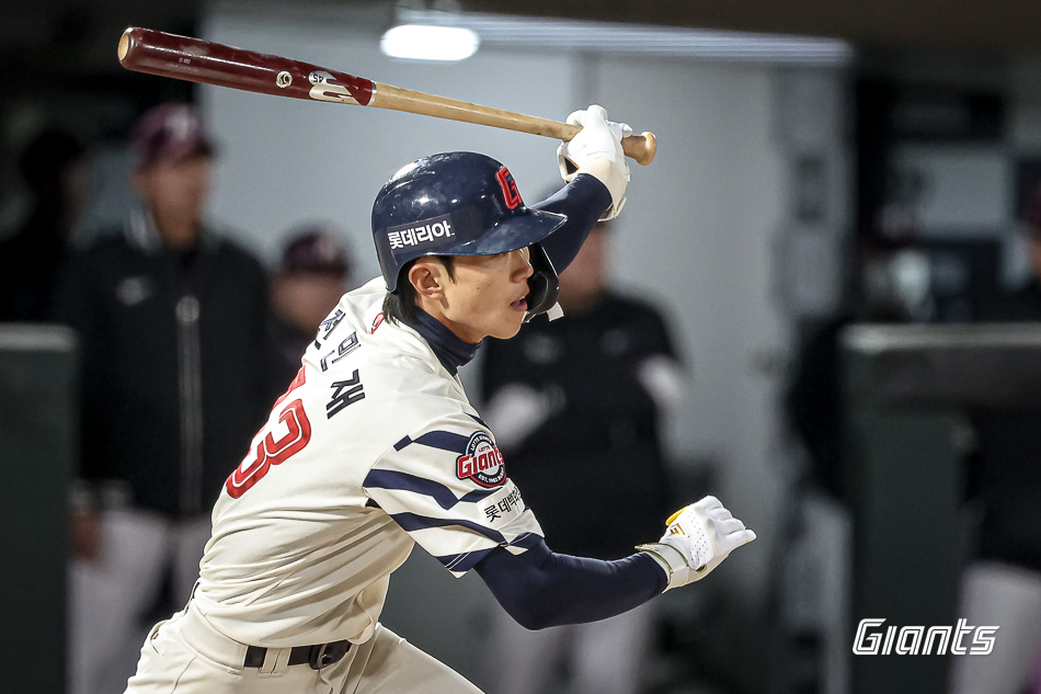 롯데 내야수 전민재는 시즌 초반 맹활약 중이다. 현재 타율 0.397로 리그 타격 1위에 오르는 등 팀 상승세에 보탬이 되고 있다. 롯데 자이언츠