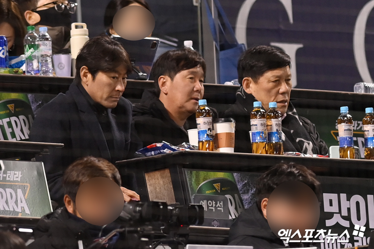 류지현 감독(가운데)이 이끄는 한국 대표팀은 오는 11월 15~16일 일본 도쿄돔에서 일본 대표팀과 평가전을 치를 전망이다. 엑스포츠뉴스 DB