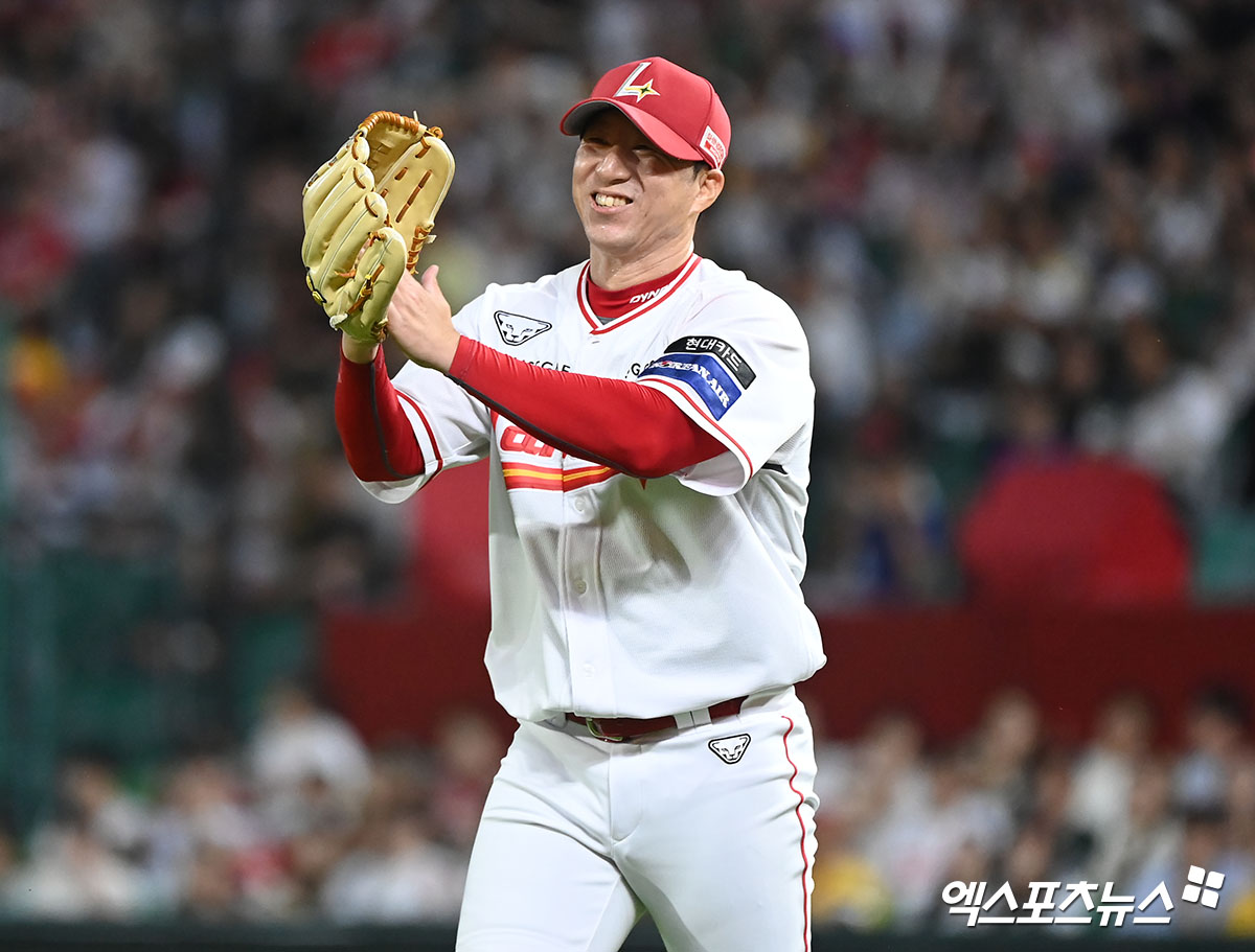 12일 오후 인천SSG랜더스필드에서 열린 '2024 신한 SOL Bank KBO리그' KIA 타이거즈와 SSG 랜더스의 경기, 7회초 무사 1,2루 SSG 고효준이 KIA 홍종표의 번트 상황때 선행주자 이우성을 포스아웃 시킨 후 기뻐하고 있다. 엑스포츠뉴스 DB