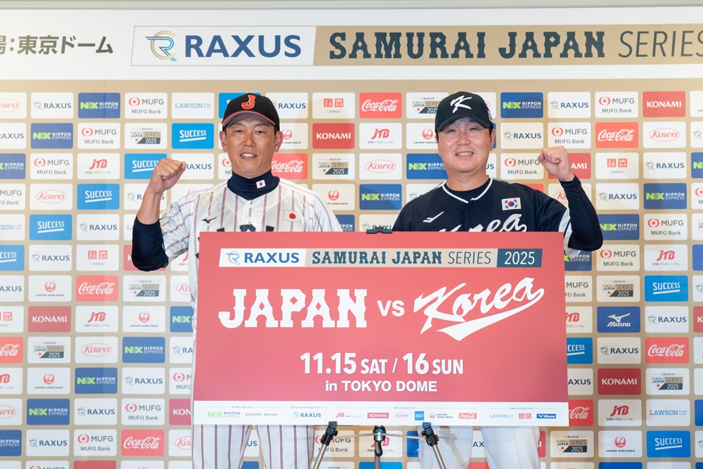 류지현 감독(오른쪽)이 이끄는 한국 대표팀은 오는 11월 15~16일 일본 도쿄돔에서 일본 대표팀과 평가전을 치를 전망이다. 한일 평가전은 내년 열릴 2026 WBC를 대비하는 목적으로 치러진다. KBO
