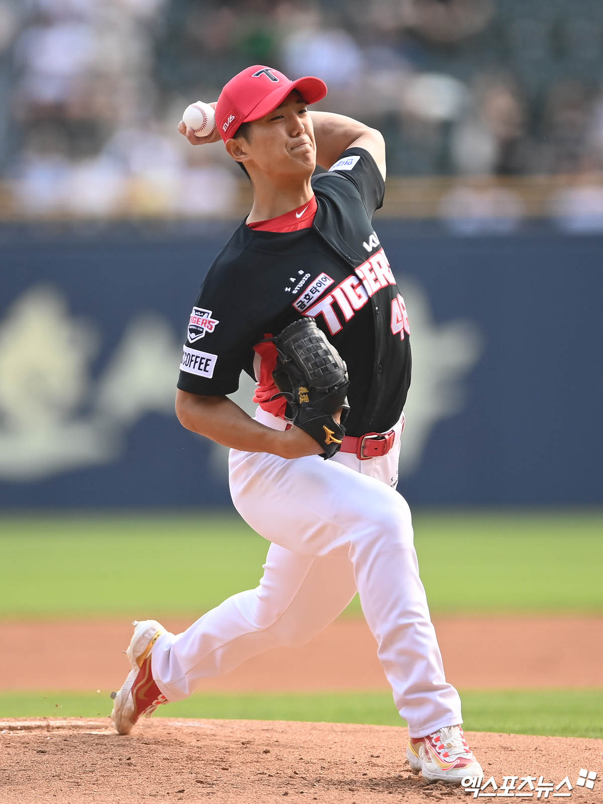 10일 오후 서울 송파구 잠실야구장에서 열린 '2023 신한은행 SOL KBO리그' KIA 타이거즈와 두산 베어스의 경기, 1회말 KIA 선발투수 이의리가 역투하고 있다. 엑스포츠뉴스 DB
