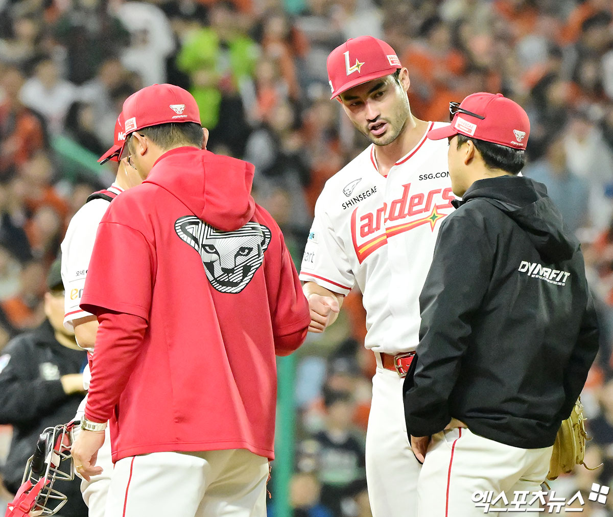 17일 오후 인천SSG랜더스필드에서 열린 '2025 신한 SOL Bank KBO리그' 한화 이글스와 SSG 랜더스의 경기, 5회초 1사 1루 SSG 선발투수 화이트가 마운드를 내려가고 있다. 인천, 김한준 기자