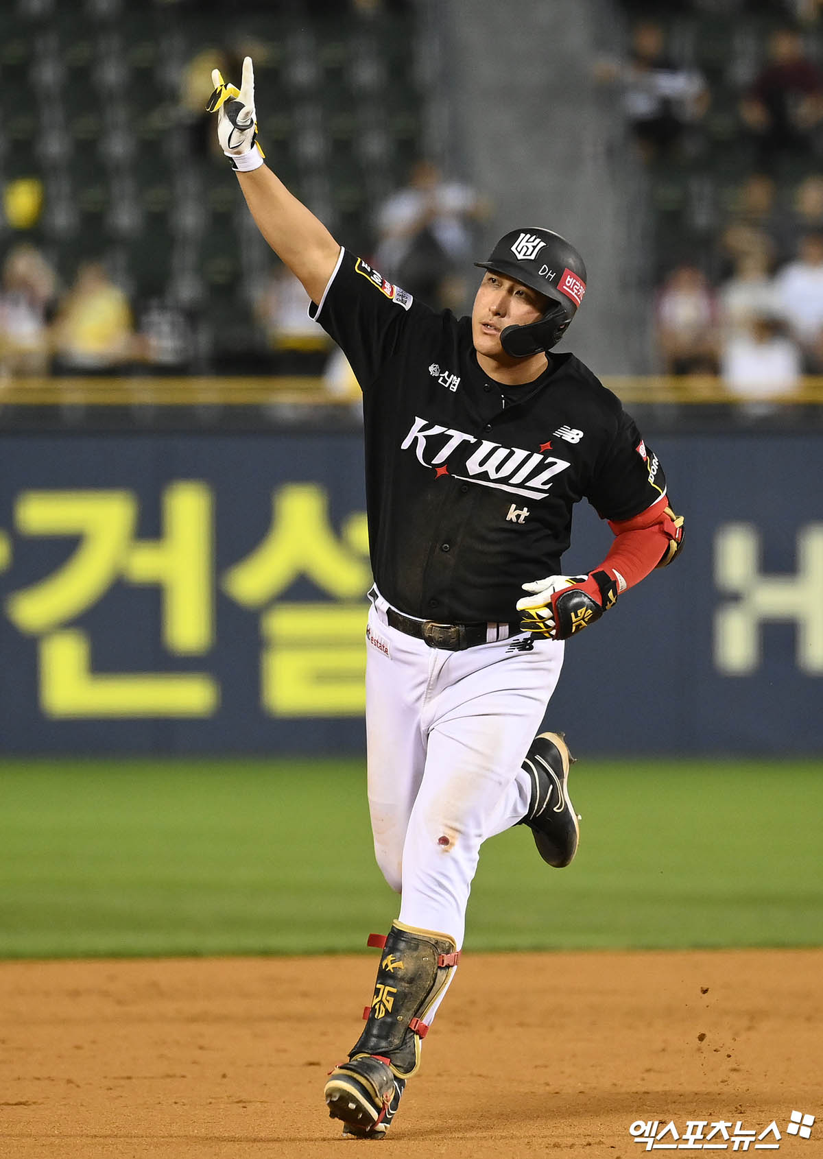 28일 오후 서울 송파구 잠실야구장에서 열린 '2024 신한 SOL Bank KBO리그' KT 위즈와 LG 트윈스의 경기, 8회초 2사 1루 KT 황재균이 LG 김진성 상대로 동점 투런 홈런을 때려내고 있다. 엑스포츠뉴스 DB