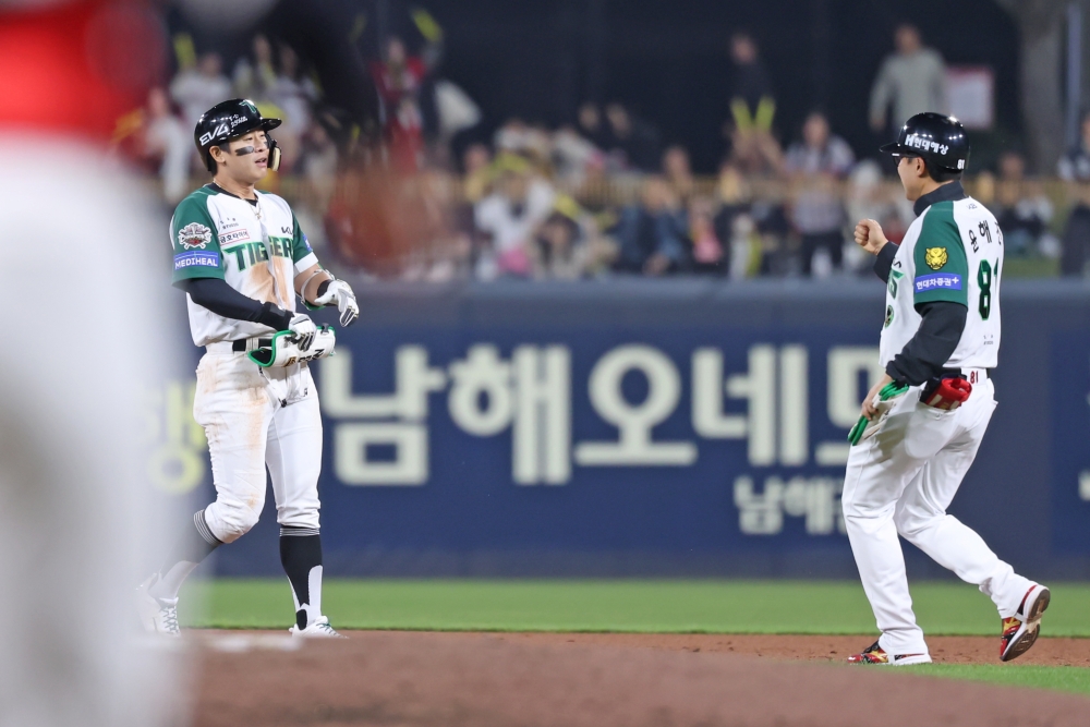 17일 오후 광주-KIA챔피언스필드에서 열린 '2025 신한 SOL Bank KBO리그' KT 위즈와 KIA 타이거즈의 경기, 5회말 1사 3루 KIA 박찬호가 1타점 2루타를 날린 뒤 윤해진 코치와 기쁨을 나누고 있다. KIA 타이거즈