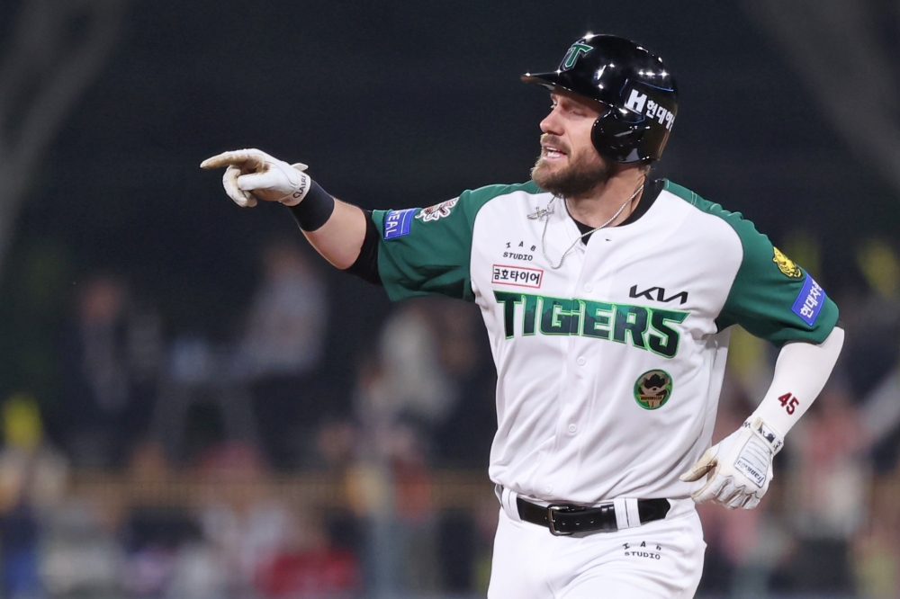 17일 오후 광주-KIA챔피언스필드에서 열린 '2025 신한 SOL Bank KBO리그' KT 위즈와 KIA 타이거즈의 경기, 6회말 무사 KIA 패트릭 위즈덤이 1점홈런을 날린 뒤 그라운드를 돌고 있다. KIA 타이거즈