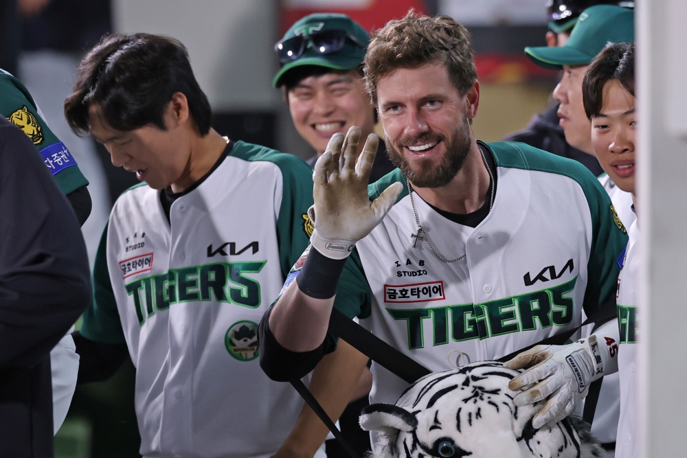 17일 오후 광주-KIA챔피언스필드에서 열린 '2025 신한 SOL Bank KBO리그' KT 위즈와 KIA 타이거즈의 경기, 6회말 무사 KIA 패트릭 위즈덤이 1점홈런을 날린 뒤 세리머니를 하고 있다. KIA 타이거즈