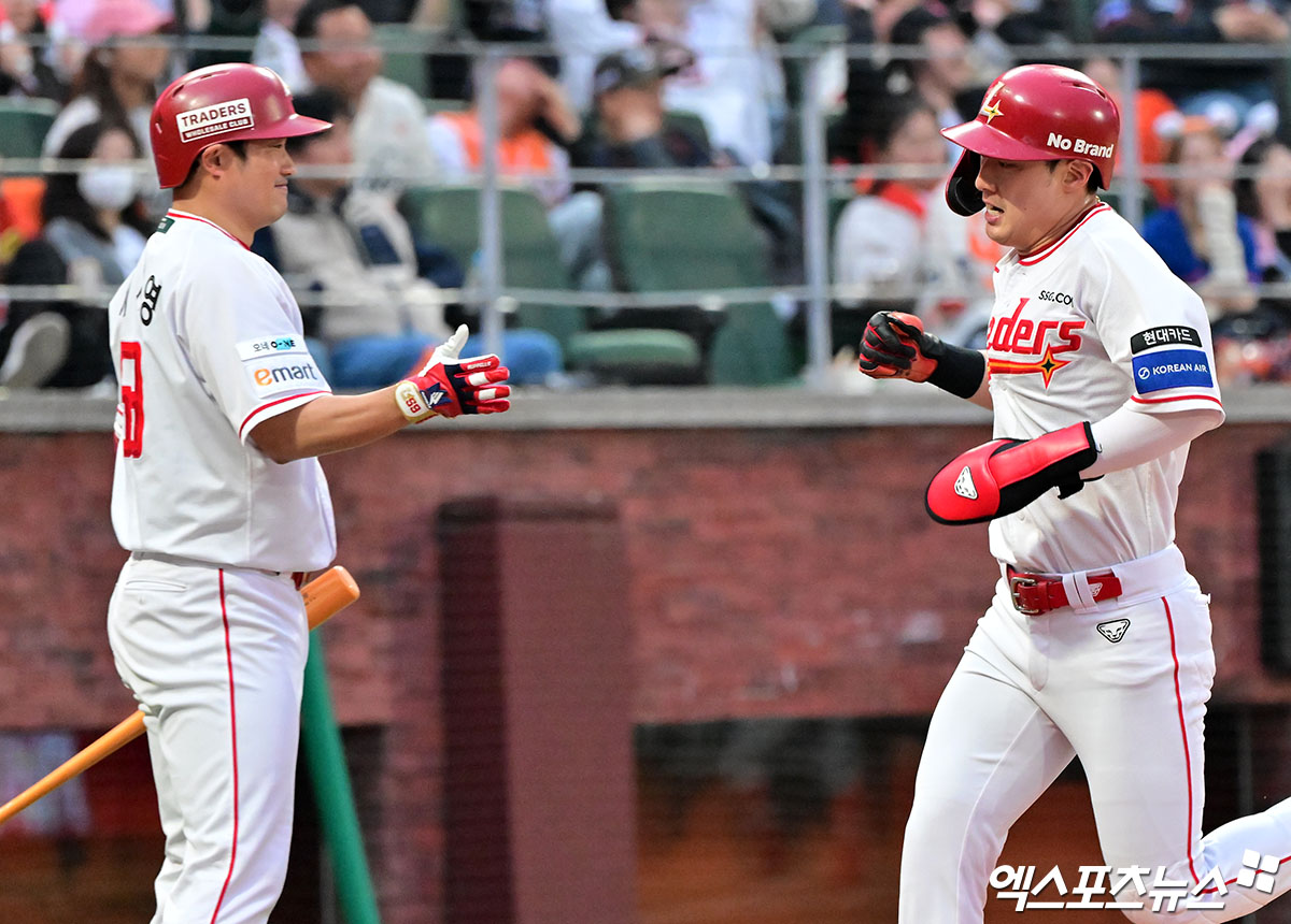17일 오후 인천SSG랜더스필드에서 열린 '2025 신한 SOL Bank KBO리그' 한화 이글스와 SSG 랜더스의 경기, 1회말 무사 1루 SSG 최지훈이 박성한의 1타점 2루타때 득점에 성공한 후 기뻐하고 있다. 인천, 김한준 기자