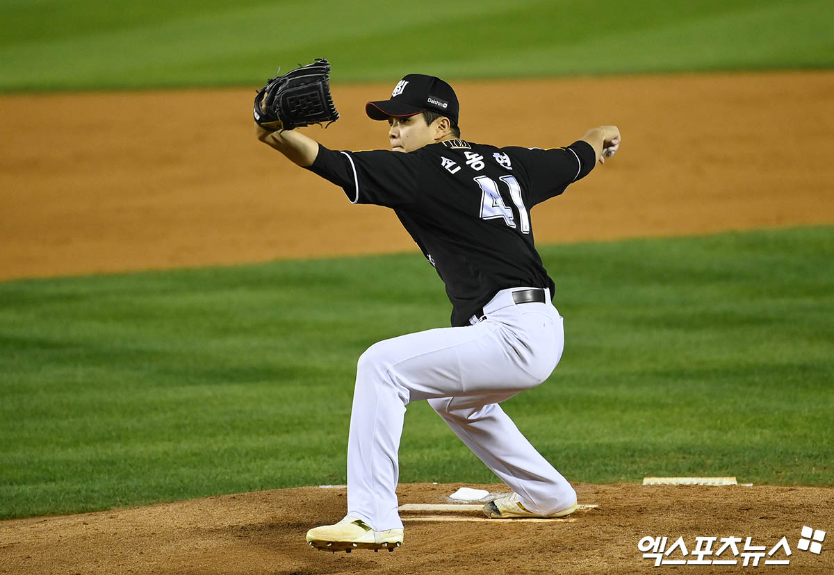 11일 오후 서울 송파구 잠실야구장에서 열린 '2024 신한 SOL Bank KBO 포스트시즌' KT 위즈와 LG 트윈스의 경기, 3회말 무사 1루 KT 손동현이 역투하고 있다. 엑스포츠뉴스 DB