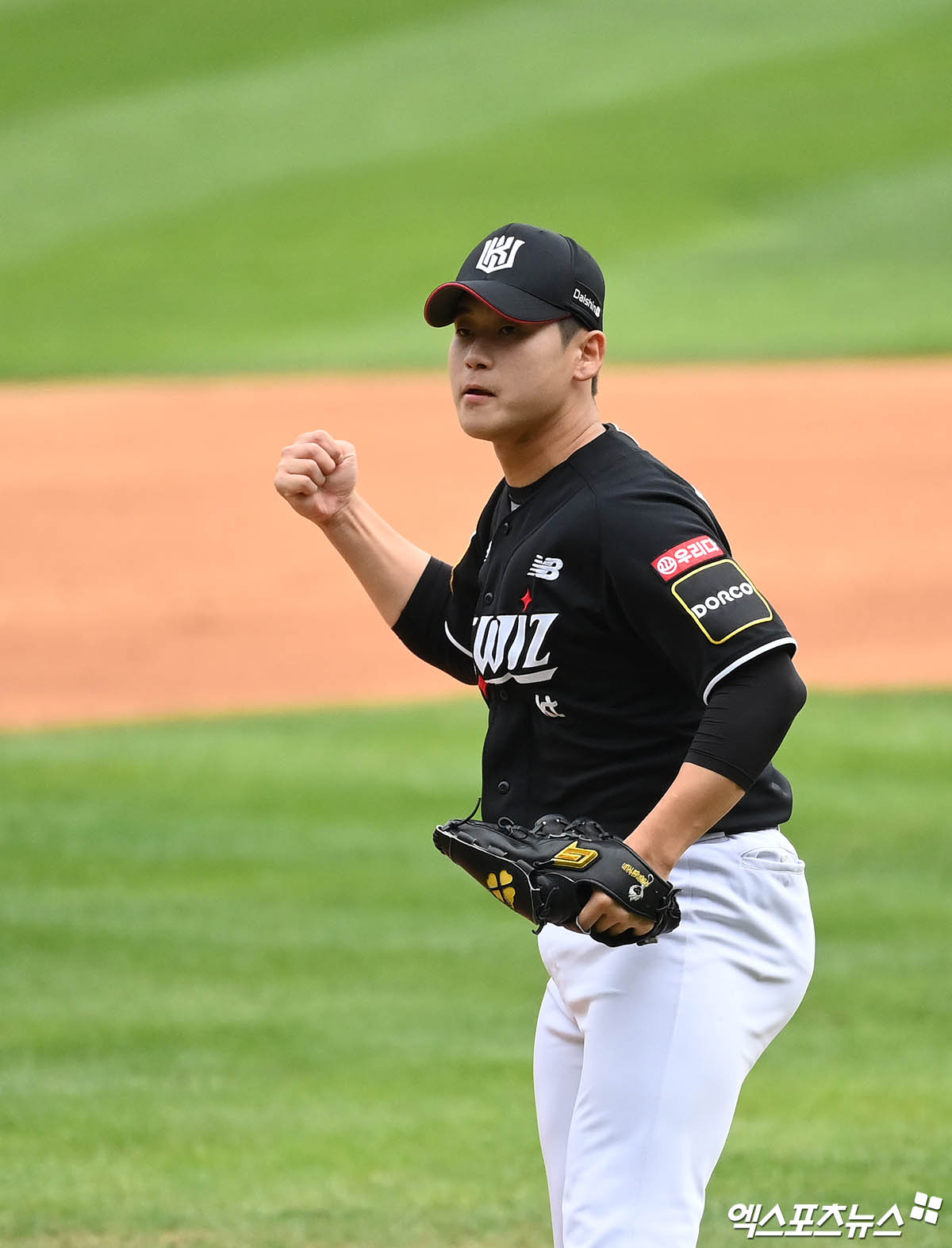 3일 오후 서울 송파구 잠실야구장에서 열린 '2024 신한 SOL Bank KBO 포스트시즌' KT 위즈와 두산 베어스의 와일드카드 결정전 2차전 경기, KT가 1:0의 스코어로 승리하며 와일드카드 사상 첫 업셋을 달성하며 준플레이오프에 진출했다.   경기 종료 후 KT 박영현이 승리에 기뻐하고 있다. 엑스포츠뉴스 DB