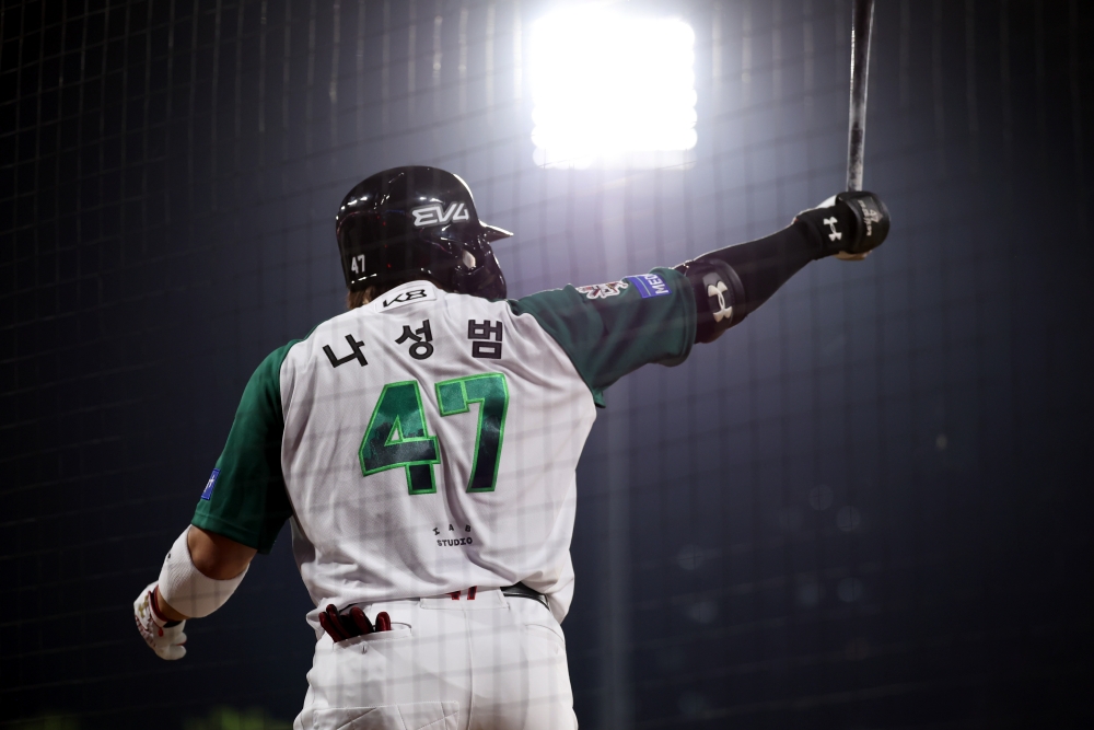 17일 오후 광주-KIA챔피언스필드에서 열린 '2025 신한 SOL Bank KBO리그' KT 위즈와 KIA 타이거즈의 경기, KIA 나성범이 대기 타석에서 그라운드를 바라보고 있다. KIA 타이거즈