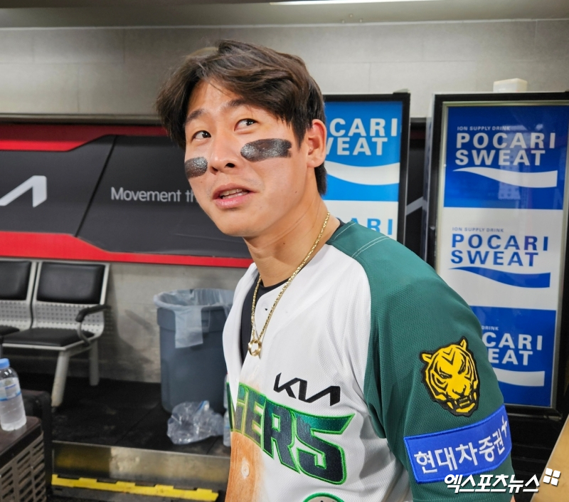 17일 오후 광주-KIA챔피언스필드에서 열린 '2025 신한 SOL Bank KBO리그' KT 위즈와 KIA 타이거즈의 경기, KIA가 5:4로 승리하면서 위닝시리즈를 달성했다. 경기 후 KIA 박찬호가 취재진과 인터뷰에 임하고 있다. 광주, 유준상 기자