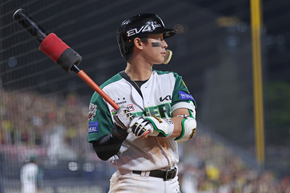 17일 오후 광주-KIA챔피언스필드에서 열린 '2025 신한 SOL Bank KBO리그' KT 위즈와 KIA 타이거즈의 경기, KIA가 5:4로 승리하면서 위닝시리즈를 달성했다. KIA 박찬호는 1번타자 겸 유격수로 선발 출전해 5타수 3안타 1타점 1득점으로 시즌 첫 3안타 경기를 완성했다. KIA 타이거즈