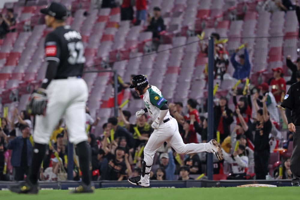 17일 오후 광주-KIA챔피언스필드에서 열린 '2025 신한 SOL Bank KBO리그' KT 위즈와 KIA 타이거즈의 경기, KIA가 5:4로 승리하면서 위닝시리즈를 달성했다. 5번타자 겸 1루수로 선발 출전한 KIA 외국인 타자 패트릭 위즈덤은 4타수 2안타 1홈런 1타점을 기록했다. KIA 타이거즈