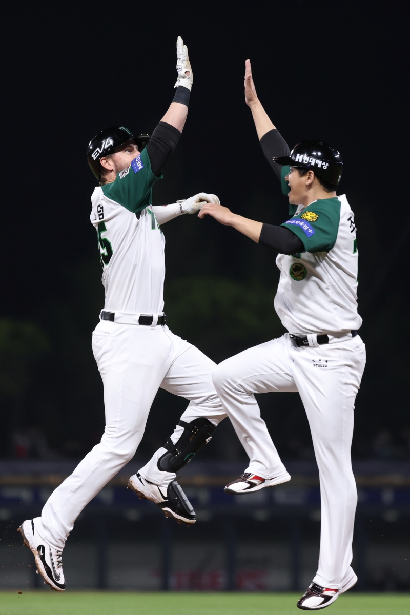 17일 오후 광주-KIA챔피언스필드에서 열린 '2025 신한 SOL Bank KBO리그' KT 위즈와 KIA 타이거즈의 경기, KIA가 5:4로 승리하면서 위닝시리즈를 달성했다. 5번타자 겸 1루수로 선발 출전한 KIA 외국인 타자 패트릭 위즈덤은 4타수 2안타 1홈런 1타점을 기록했다. KIA 타이거즈