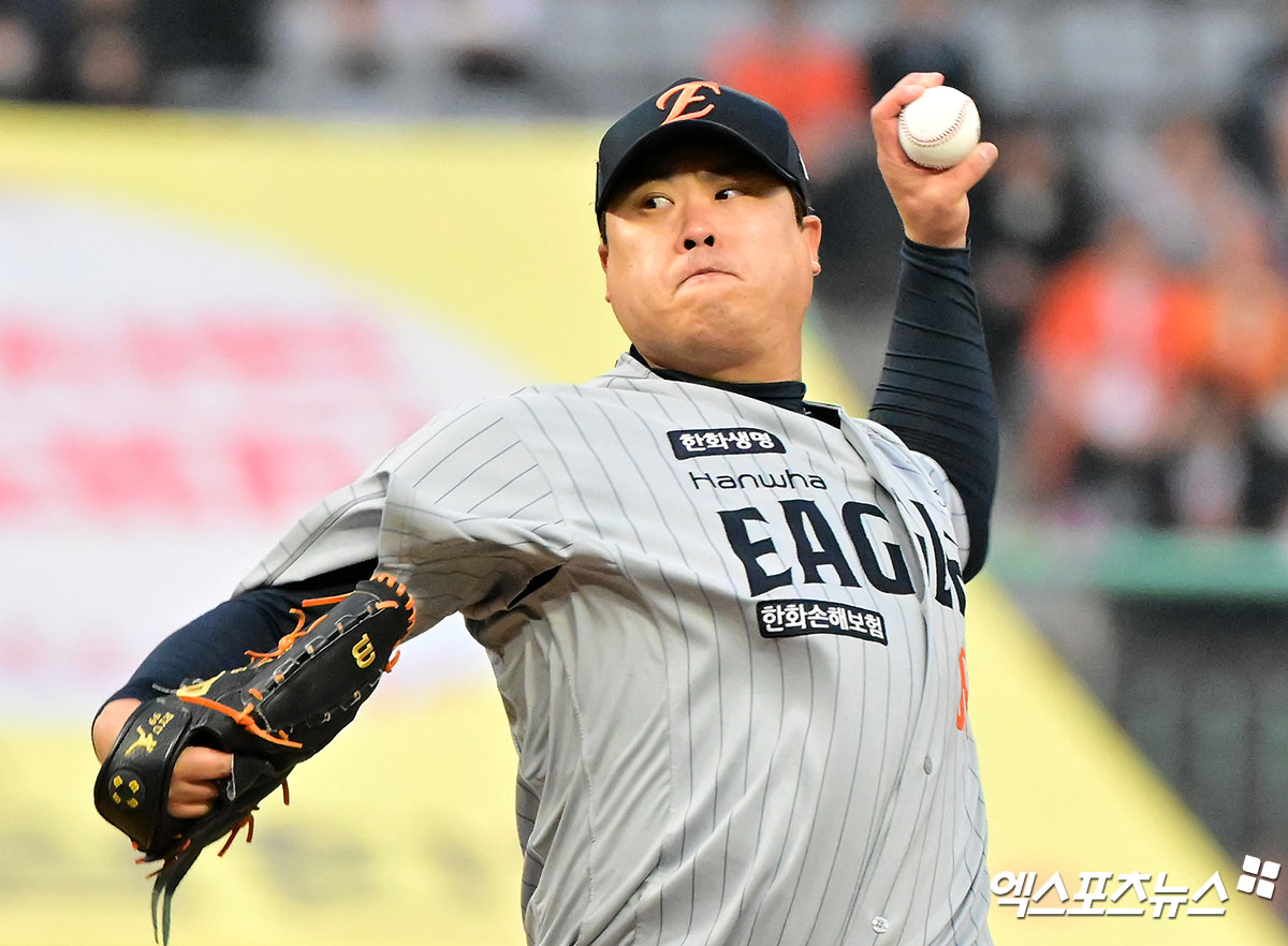 17일 오후 인천SSG랜더스필드에서 열린 '2025 신한 SOL Bank KBO리그' 한화 이글스와 SSG 랜더스의 경기, 1회말 한화 선발투수 류현진이 공을 힘차게 던지고 있다. 인천, 김한준 기자