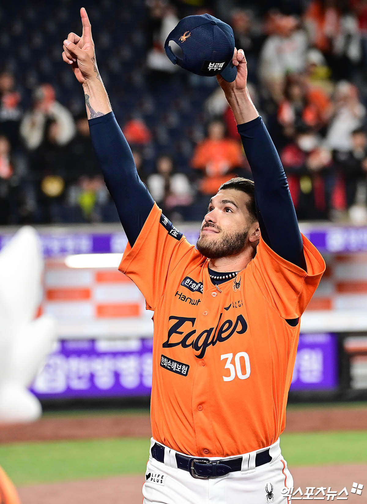 28일 오후 대전한화생명볼파크에서 열린 '2025 신한 SOL Bank KBO리그' 한화 이글스와 KIA 타이거즈의 경기, 한화가 선발투수 폰세의 7이닝 2실점 호투와 타선의 활약에 힘입어 7:2의 스코어로 승리하며 4연패를 끊어냈다.   경기 종료 후 한화 폰세가 관중석을 향해 포즈를 취하고 있다. 엑스포츠뉴스 DB