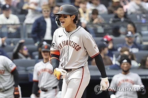 샌프란시스코는 18일 오전 5시5분 미국 펜실베니아주 필라델피아의 시티즌스 뱅크 파크에서 열리는 2025 미국프로야구 메이저리그(MLB) 정규시즌 필라델피아 필리스와의 원정 경기를 앞두고 선발 라인업을 발표했다. 발표된 라인업엔 최근 들어 3번 타자 중견수로 고정 출전하던 이정후의 이름이 사라졌다. 이정후는 전날 필라델피아 원정 경기에서 3번 타자 중견수로 선발 출전해 5타수 2안타, 2타점, 2득점을 기록하고 경기 종료 후 MLB 사무국이 선정한 경기 최우수선수(MVP)가 됐다. 시즌 타율은 전날 0.333에서 0.338로 올랐다. 타율 8위, 장타율 6위(0.647)를 달리고 있다. 출루율과 장타율을 더한 OPS는 1.042로 8위다. 연합뉴스
