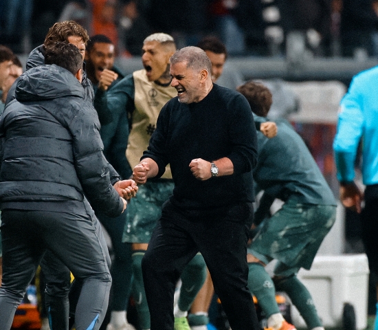 안지 포스테코글루 감독이 토트넘 홋스퍼를 4강으로 끌어 올리며 새로운 역사를 썼다. 토트넘이 18일(한국시간) 독일 프랑크푸르트에 있는 도이체 방크 파르크에서 열린 아인라흐트 프랑크푸르트와의 2024-2025시즌 유럽축구연맹(UEFA) 유로파리그 8강 2차전에서 도미닉 솔란케의 골로 1-0으로 승리했다. 토트넘