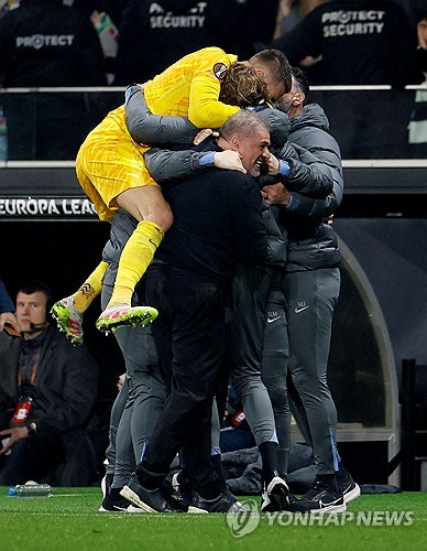 안지 포스테코글루 감독이 토트넘 홋스퍼를 4강으로 끌어 올리며 새로운 역사를 썼다. 토트넘이 18일(한국시간) 독일 프랑크푸르트에 있는 도이체 방크 파르크에서 열린 아인라흐트 프랑크푸르트와의 2024-2025시즌 유럽축구연맹(UEFA) 유로파리그 8강 2차전에서 도미닉 솔란케의 골로 1-0으로 승리했다.연합뉴스