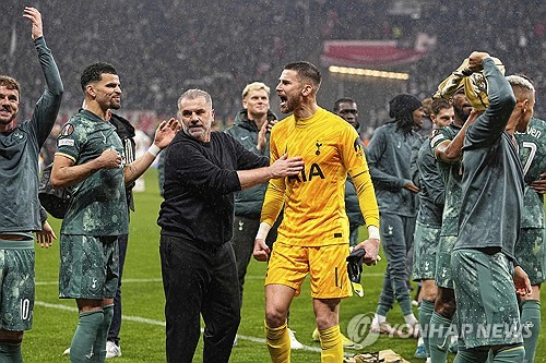 안지 포스테코글루 감독이 토트넘 홋스퍼를 4강으로 끌어 올리며 새로운 역사를 썼다. 토트넘이 18일(한국시간) 독일 프랑크푸르트에 있는 도이체 방크 파르크에서 열린 아인라흐트 프랑크푸르트와의 2024-2025시즌 유럽축구연맹(UEFA) 유로파리그 8강 2차전에서 도미닉 솔란케의 골로 1-0으로 승리했다.연합뉴스