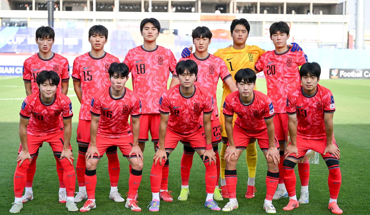 백기태 감독이 이끄는 대한민국 U-17. 축구 국가대표팀이 18일(한국시간) 사우디아라비아 타이프에 있는 오카즈 스타디움에서 열린 사우디아라비아와의 2025 AFC U-17 아시안컵 준결승에서 1-1 무승부 후 승부차기 끝에 패해 탈락했다. AFC