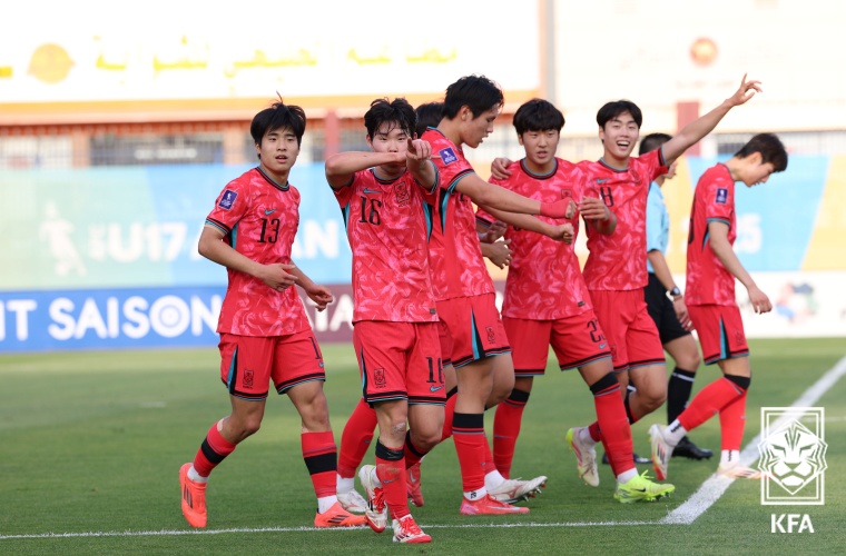 백기태 감독이 이끄는 대한민국 U-17. 축구 국가대표팀이 18일(한국시간) 사우디아라비아 타이프에 있는 오카즈 스타디움에서 열린 사우디아라비아와의 2025 AFC U-17 아시안컵 준결승에서 1-1 무승부 후 승부차기 끝에 패해 탈락했다. 대한축구협회